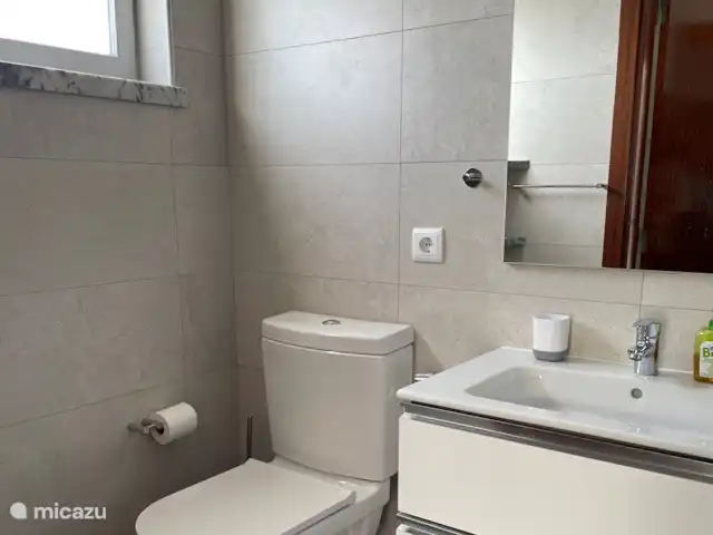 Casa Leo Mar | Portugal, Costa de Prata, Santa Catarina CLD - bungalow Salle de bain 2 avec douche et WC
Cette salle de bain se trouve à l’arrière de la maison.