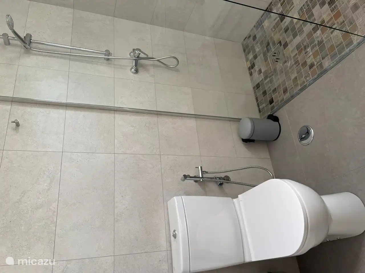 Bathroom 1 with toilet in the 3 bedrooms