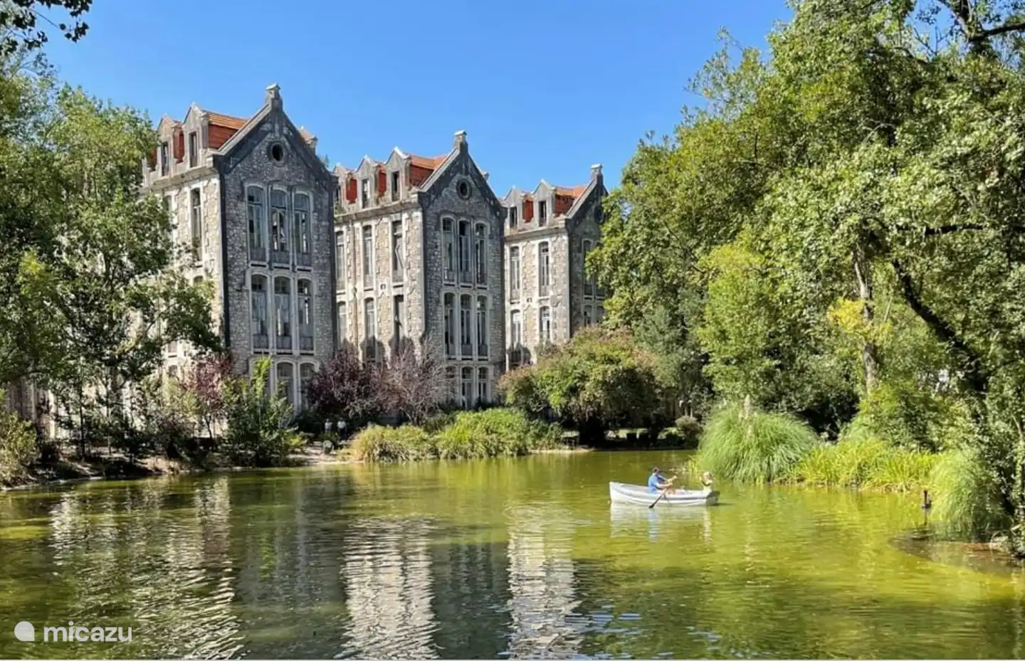 Caldas da Rainha 20 km away. Queen Dona Leonora lived there.
Park with pond where you can go rowing. Rental of boats. A beautiful shopping city and sights.
Fine restaurants