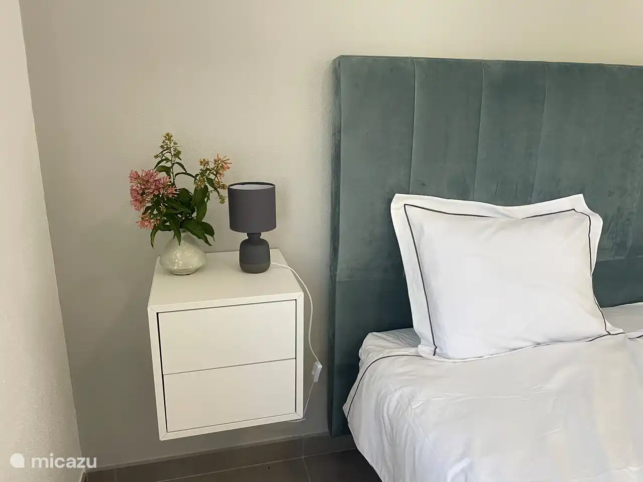 Master bedroom.
Here the windows are equipped with a mosquito net.
Overlooking the garden with a variety of trees and shrubs.