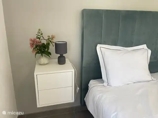 Casa Leo Mar | Portugal, Costa de Prata, Santa Catarina CLD - bungalow Chambre des maîtres.
Ici, les fenêtres sont équipées d’une moustiquaire.
Surplombant le jardin avec une variété d’arbres et d’arbustes.