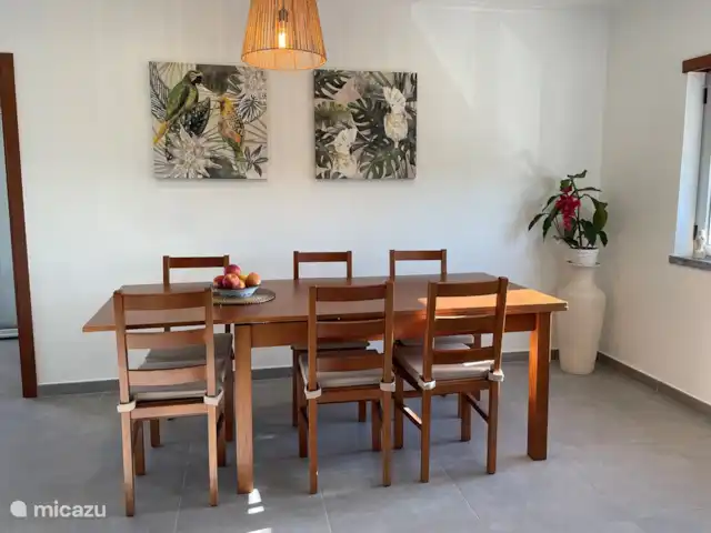 Casa Leo Mar | Portugal, Costa de Prata, Santa Catarina CLD - bungalow Table à manger spacieuse pouvant accueillir 6 à 8 personnes.