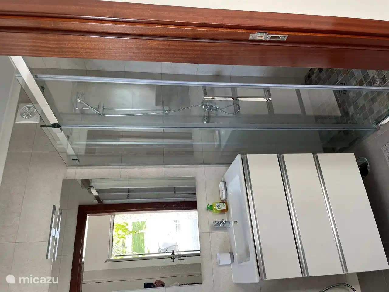 Bathroom 2 with shower