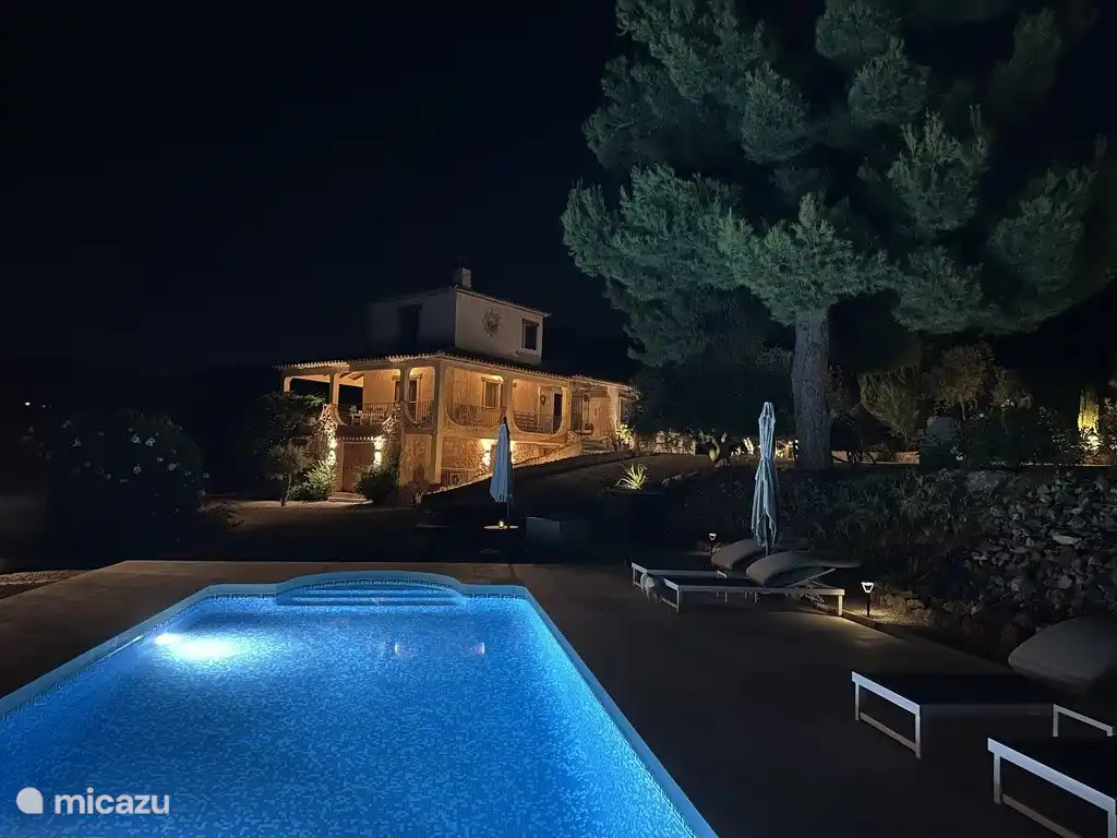 Beleuchtetes Schwimmbad für diejenigen, die ein erfrischendes Bad nehmen möchten, und das Haus ist auch attraktiv beleuchtet.