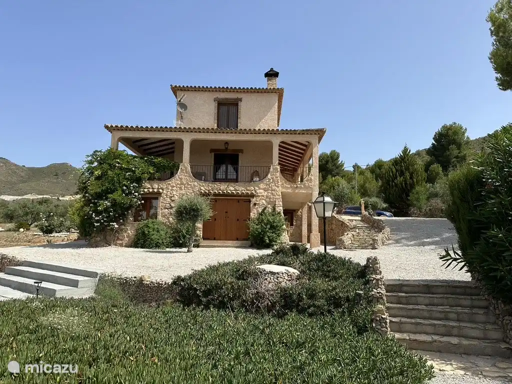 Unser Haus mit den 2 Zimmern und der Wohnung im Erdgeschoss.