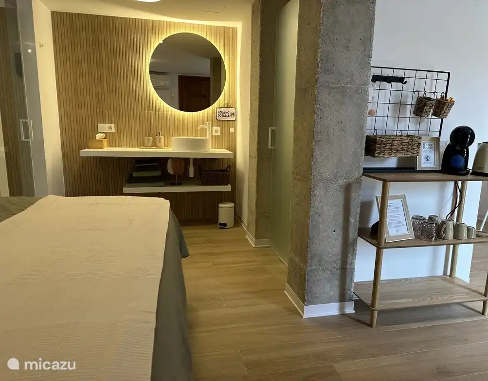 Eigenes Badezimmer mit Regendusche, Shampoo und Duschgel, Haartrockner und Bademänteln.