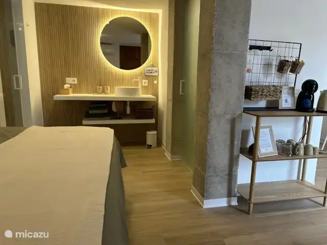 Casa Los Olivos Vista - Chambre Farga | Espagne, Costa Cálida, Aguilas - chambres d'hôtes Salle de bain attenante avec douche à effet pluie, shampoing et gel douche, sèche-cheveux et peignoirs.
