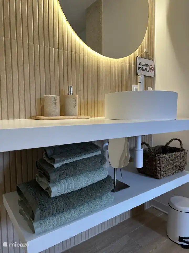 Haartrockner und Handtücher sind vorhanden. l