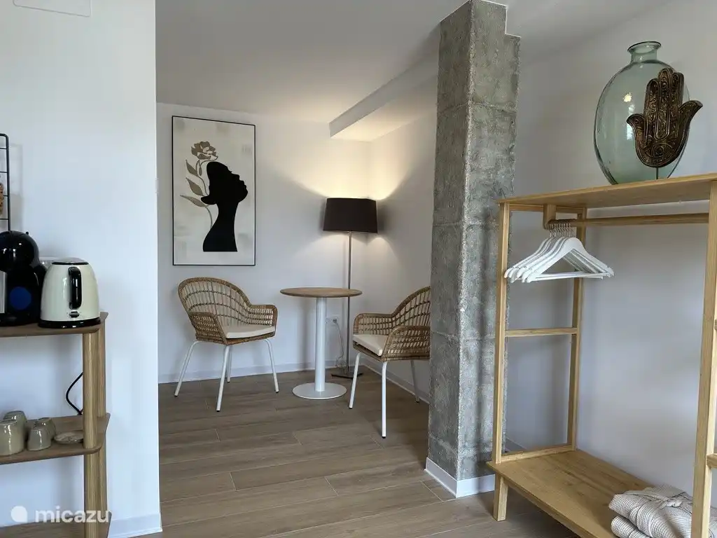 Sitzecke mit Kaffee-/Teezubereitungsmöglichkeiten im Zimmer.