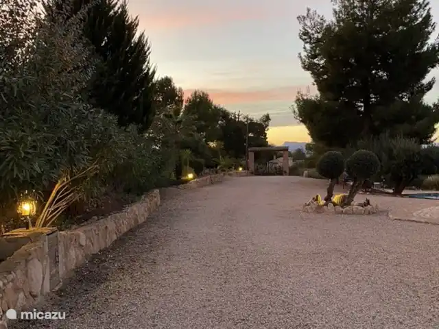 Casa Los Olivos Vista - Chambre Farga | Espagne, Costa Cálida, Aguilas - chambres d'hôtes L'allée avec places de parking.