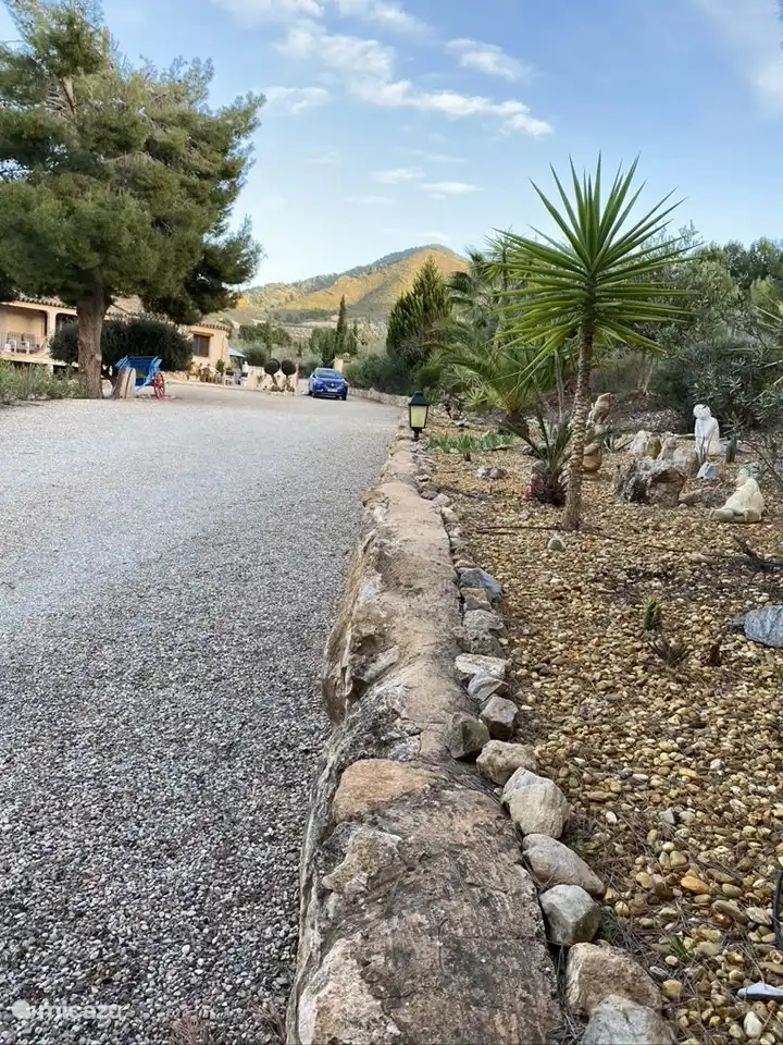 Auffahrt vom Eingang mit unserem „Zen“-Garten auf der rechten Seite.
