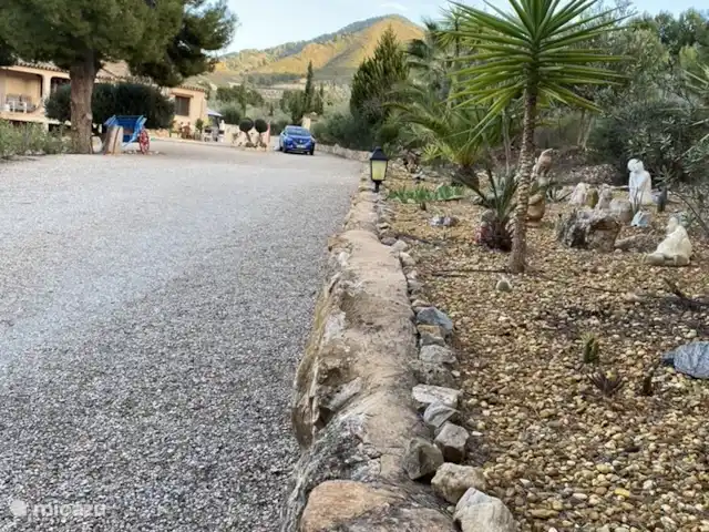 Casa Los Olivos Vista - Chambre Farga | Espagne, Costa Cálida, Aguilas - chambres d'hôtes Allée de l'entrée avec notre jardin 'Zen' sur la droite.
