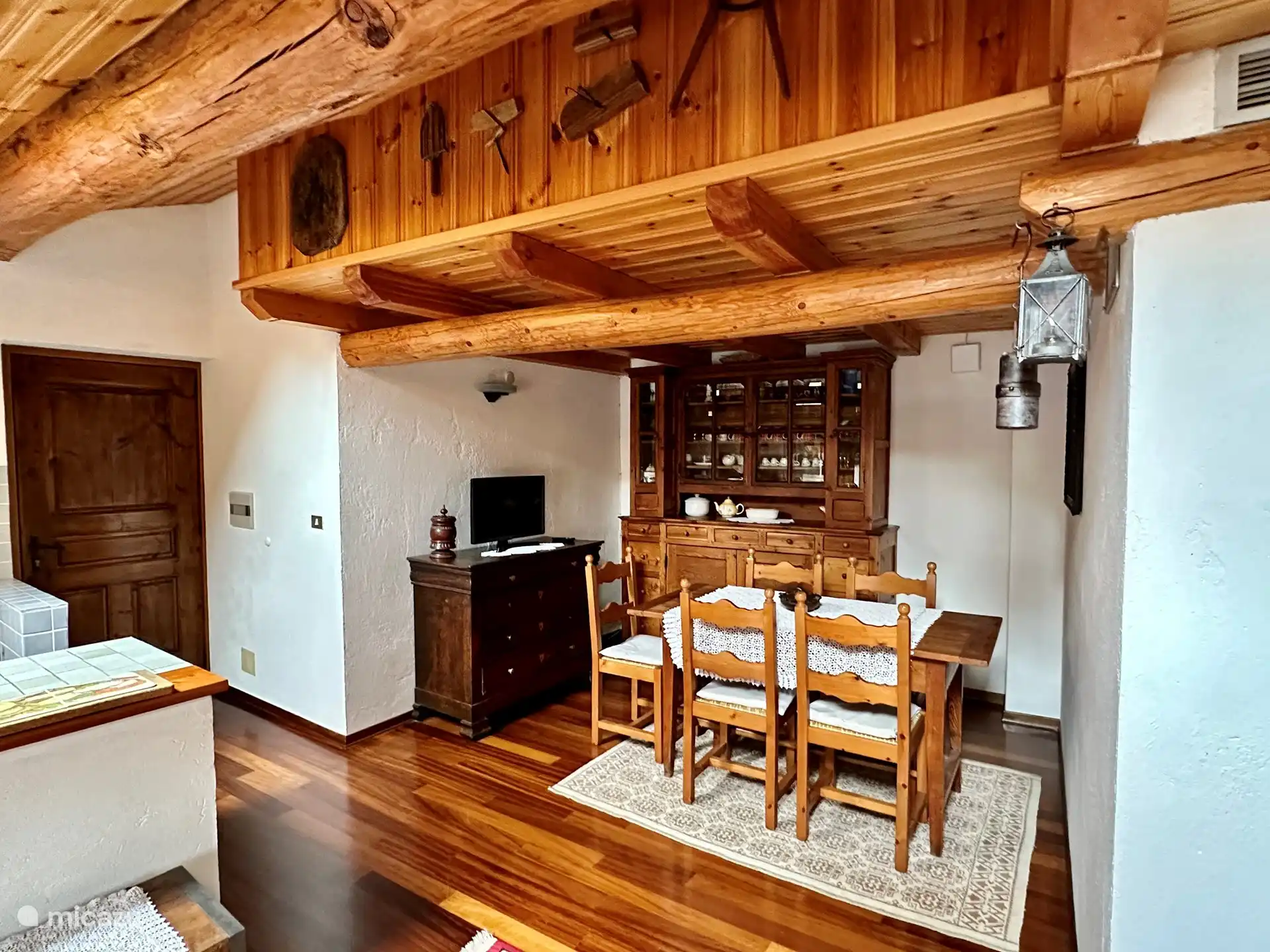 Schöner Essbereich mit sorgfältig ausgewählten Details und alten Familienmöbeln, die von Generation zu Generation weitergegeben werden.