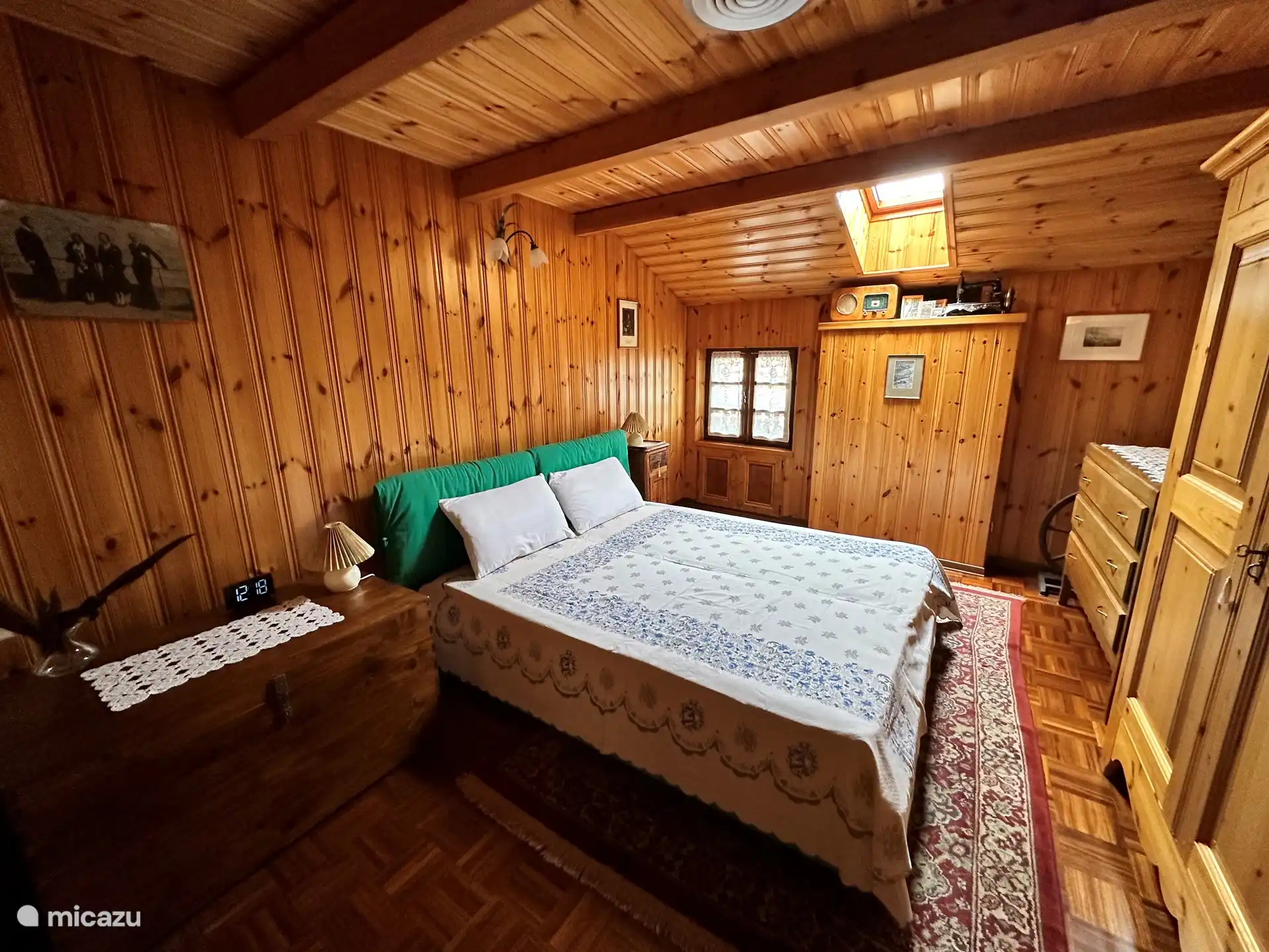 Die Privatsphäre des hellen Doppelzimmers mit auch einem Dachfenster.
