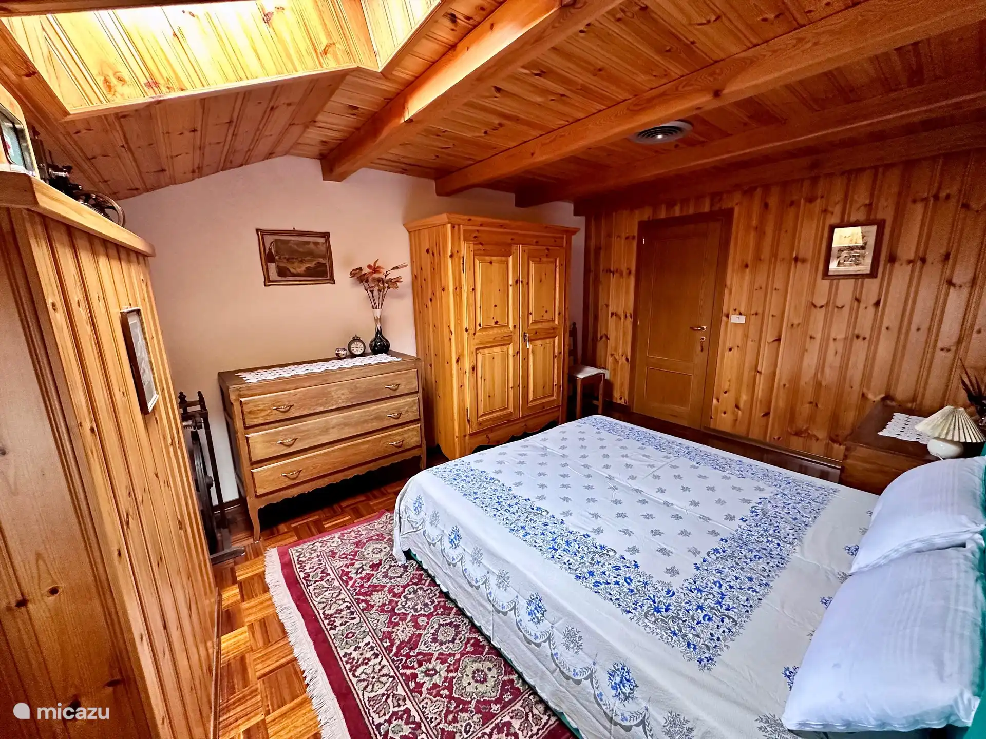 Massivholzmöbel im Chalet-Stil im Doppelzimmer. Bett 180 x190 cm lang.