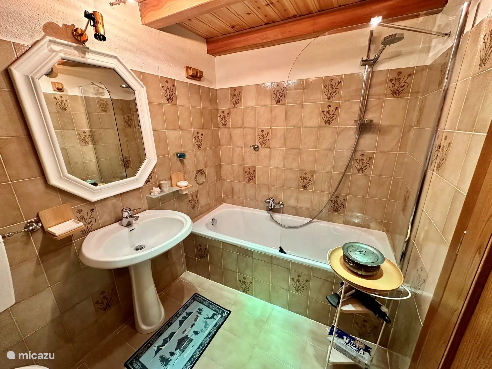 Schönes Badezimmer mit Badewanne und kombinierter Dusche.