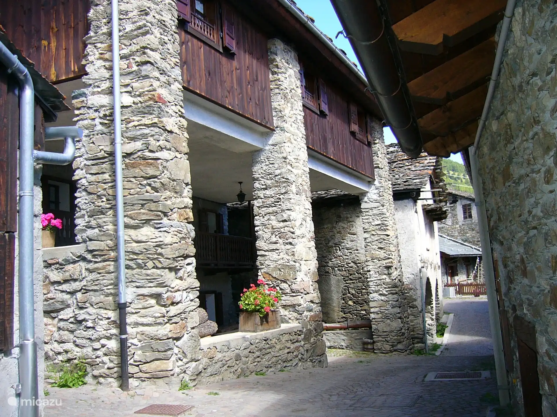 Südfassade des Hauses. Die meisten Häuser sind hufeisenförmig und um hübsche überdachte Innenhöfe herum gebaut.