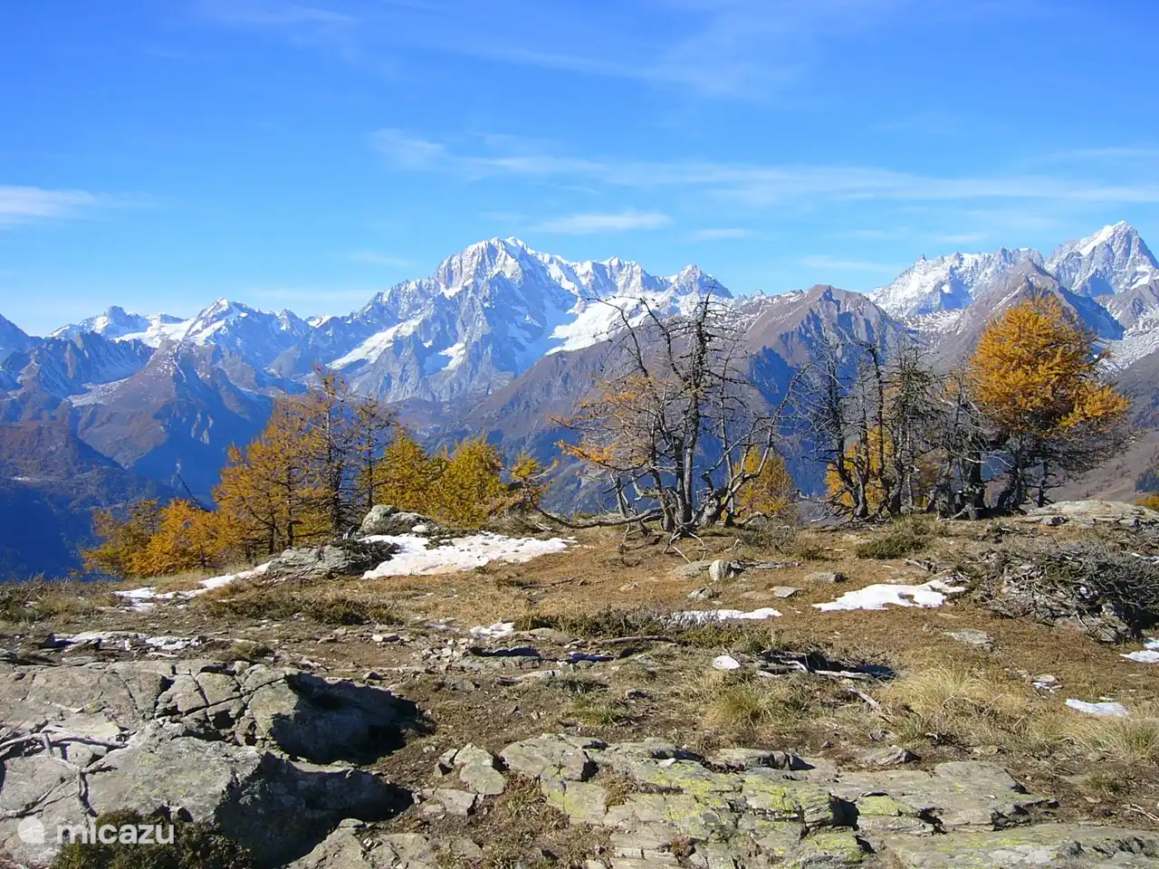 Blick auf den Mont Blanc, den Sie bei einer Herbstwanderung in der Umgebung bewundern können – ein Ort namens Court de Bard.