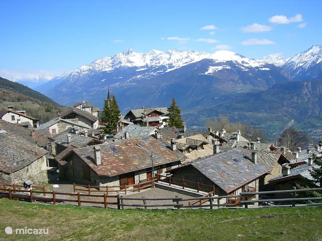 Das Dorf Vens ist ziemlich groß, mit vielen Straßen und Plätzen. Die fast senkrechte Kreuzung zweier Hauptstraßen im Herzen des Dorfes bildet einen bezaubernden kleinen Platz, auf dem die Schule, der Ofen, die Molkerei und der Brunnen stehen.