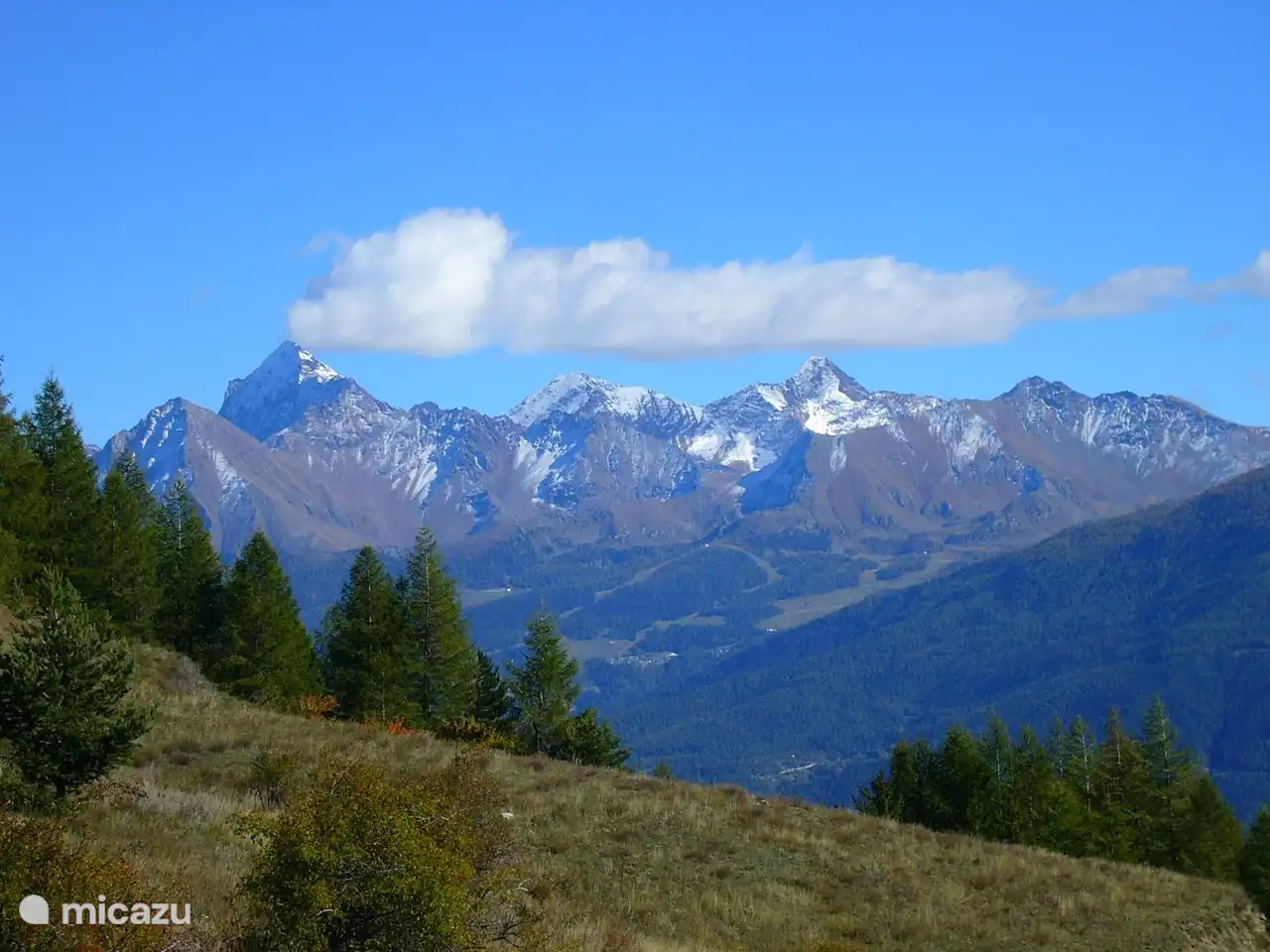 Das Panorama vom Dorf auf dem Berg Emilius aus, das die Stadt Aosta, die Hauptstadt der Region, dominiert.