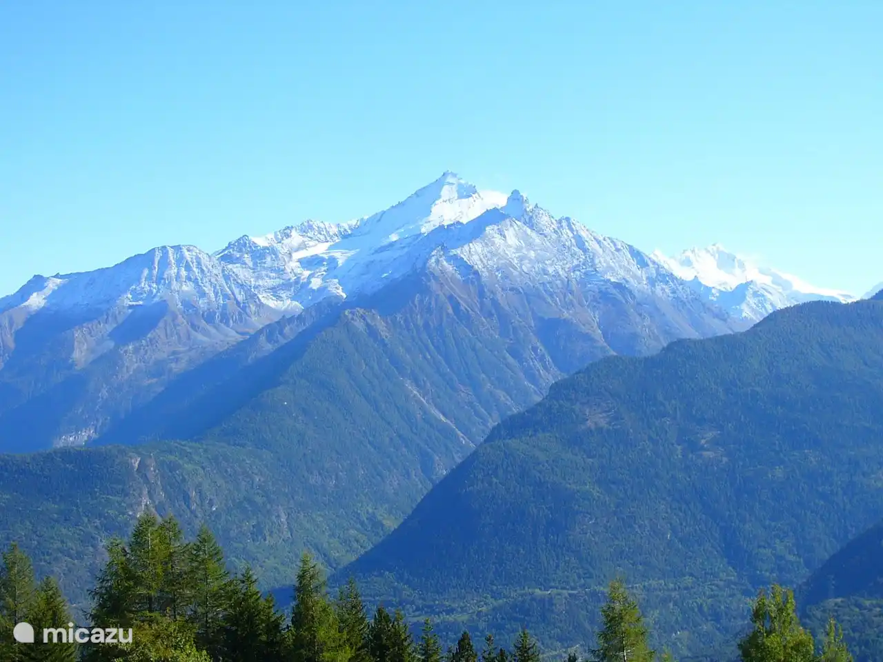Panorama vom Dorf aus gesehen auf dem Berg Grivola, der makellos in den weiten Himmel ragt. Dies ist der geliebte Berg des italienischen Dichters Carducci.