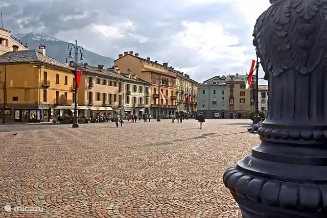 Besuchen Sie die Stadt Aosta. Viele Denkmäler stammen aus der Römerzeit: der Augustusbogen, das Prätorianertor, der Kryptoportikus, das Theater, die Brücke und die römischen Stadtmauern. Der mittelalterliche Teil umfasst den Komplex von Saint-Ours sowie die Kathedrale.