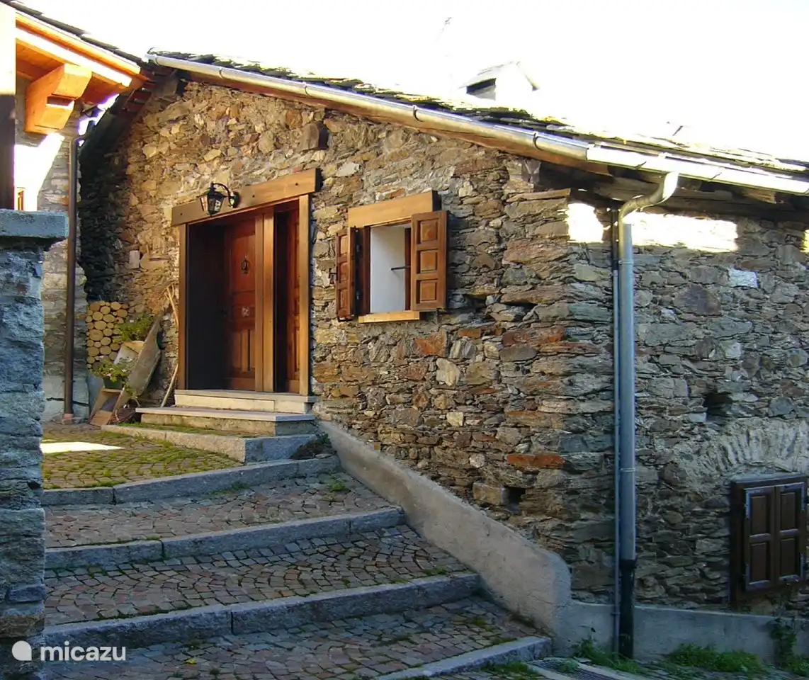 Nordfassade des Hauses – Privater Eingang zur Dachgeschosswohnung.