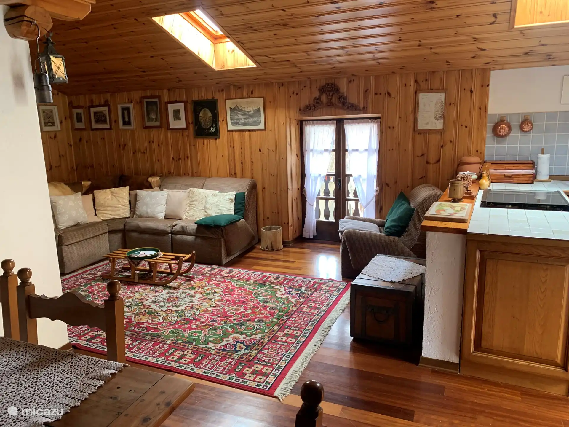 Wohnzimmer. Gegenstände und Möbel von Antiquitätenhändlern und Gemälde überall erinnern an das Leben vergangener Zeiten.