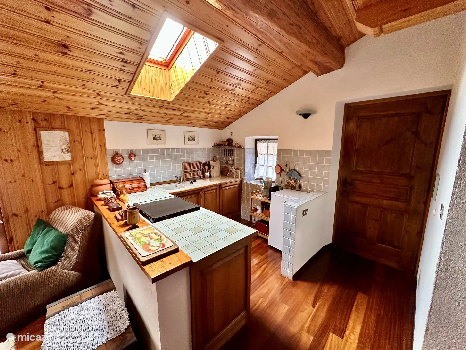 Der funktional ausgestattete Küchenbereich wird Ihren kulinarischen Bedürfnissen gerecht.