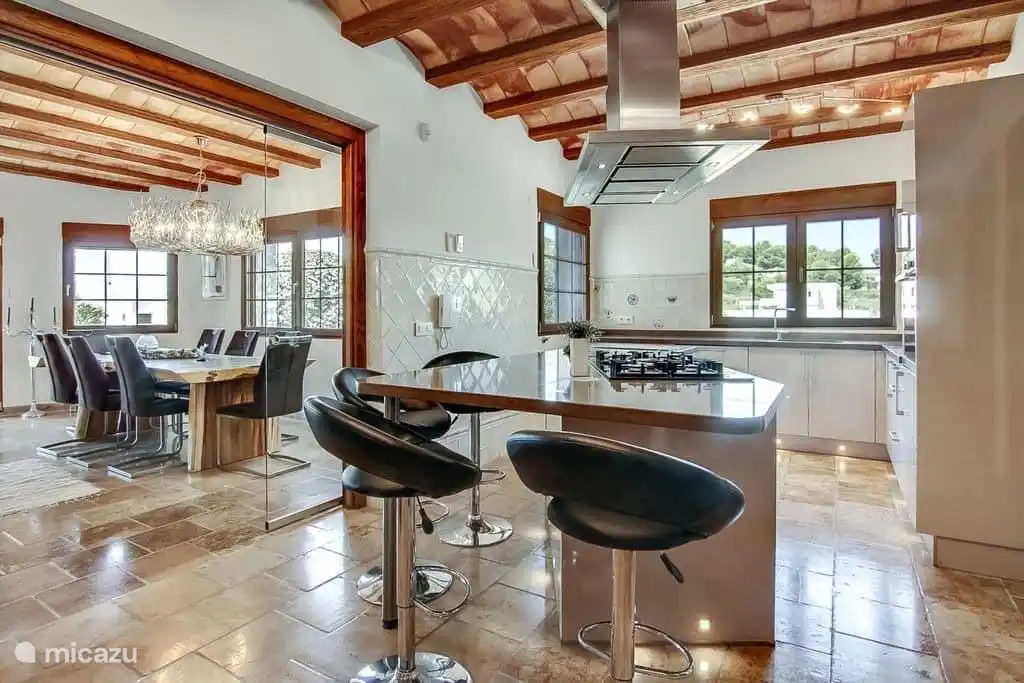 Luxe villa finca-stijl zwembad met zeezicht