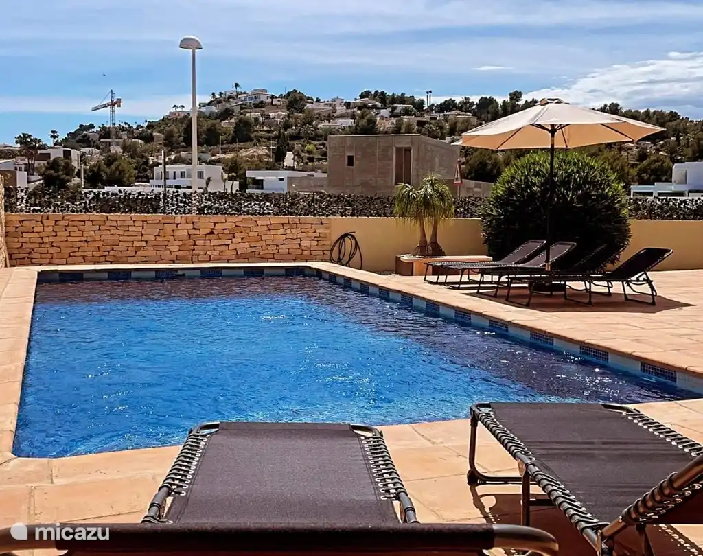 Luxe villa finca-stijl zwembad met zeezicht