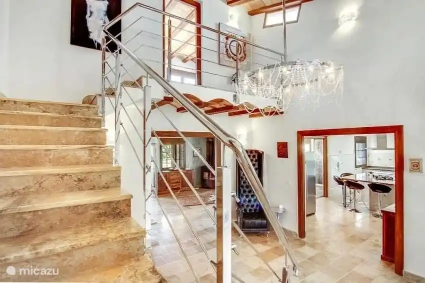 Luxe villa finca-stijl zwembad met zeezicht