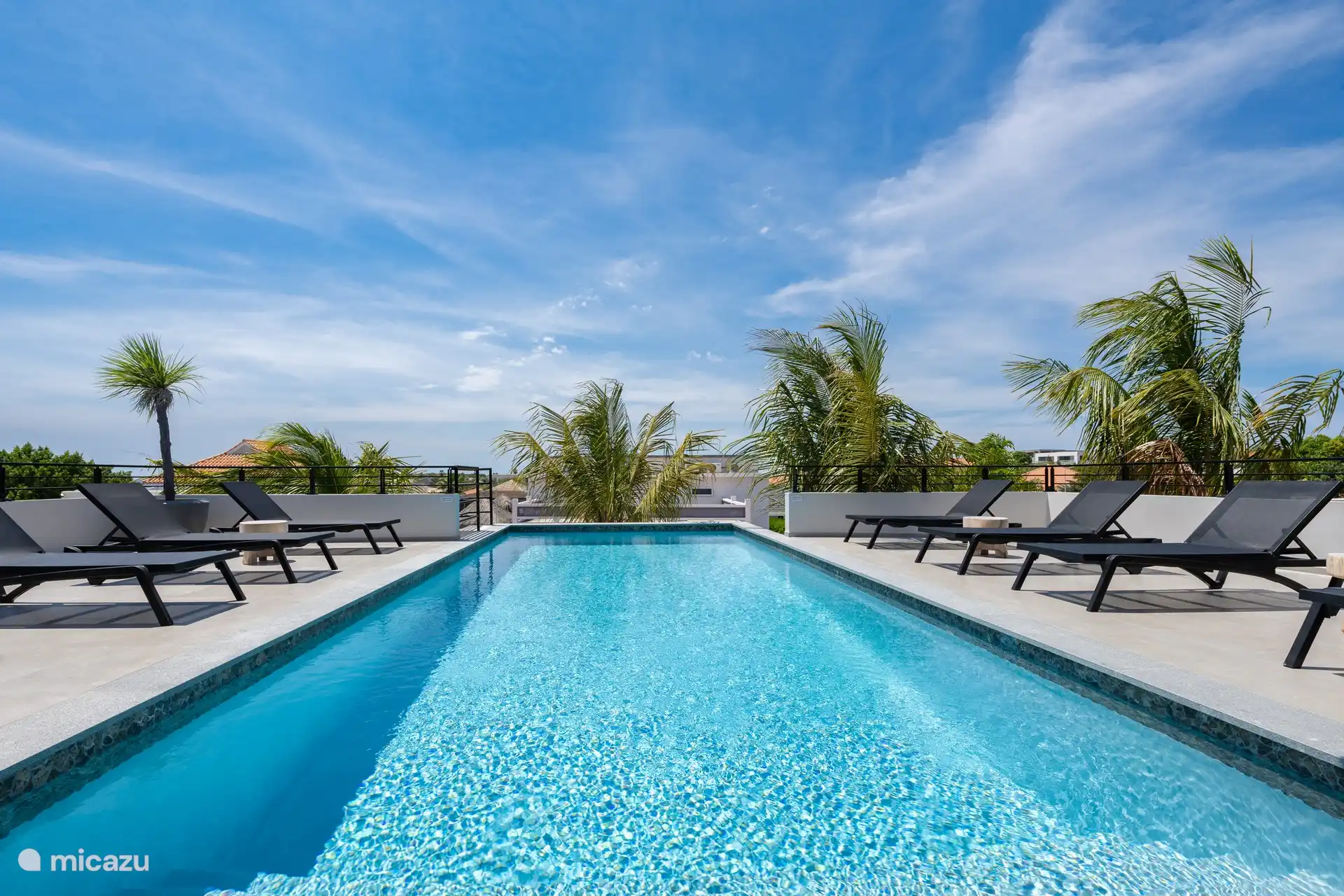 Das Schwimmbad ist schön in den Außenbereich eingebunden