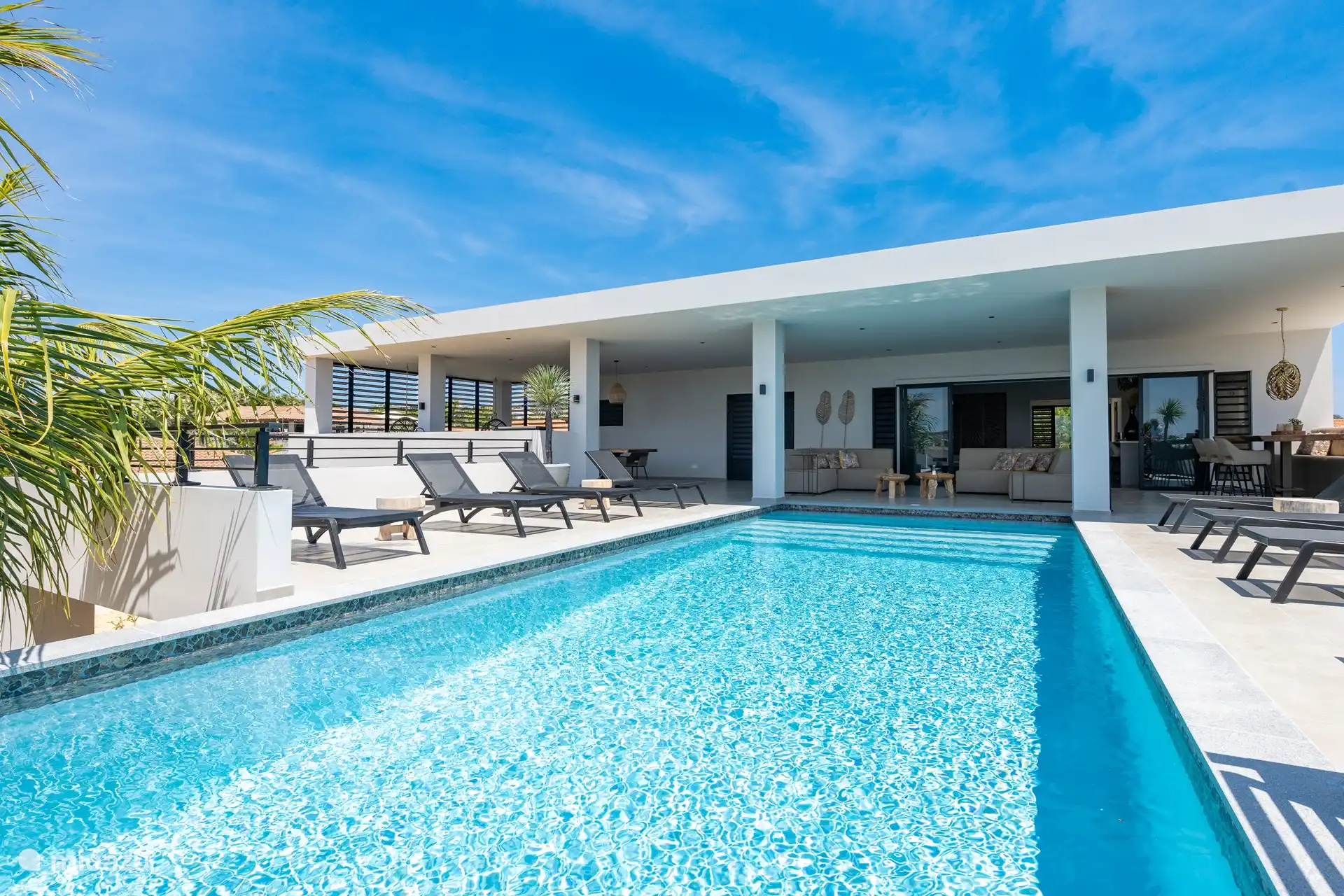 Das Schwimmbad ist schön in den Außenbereich eingebunden