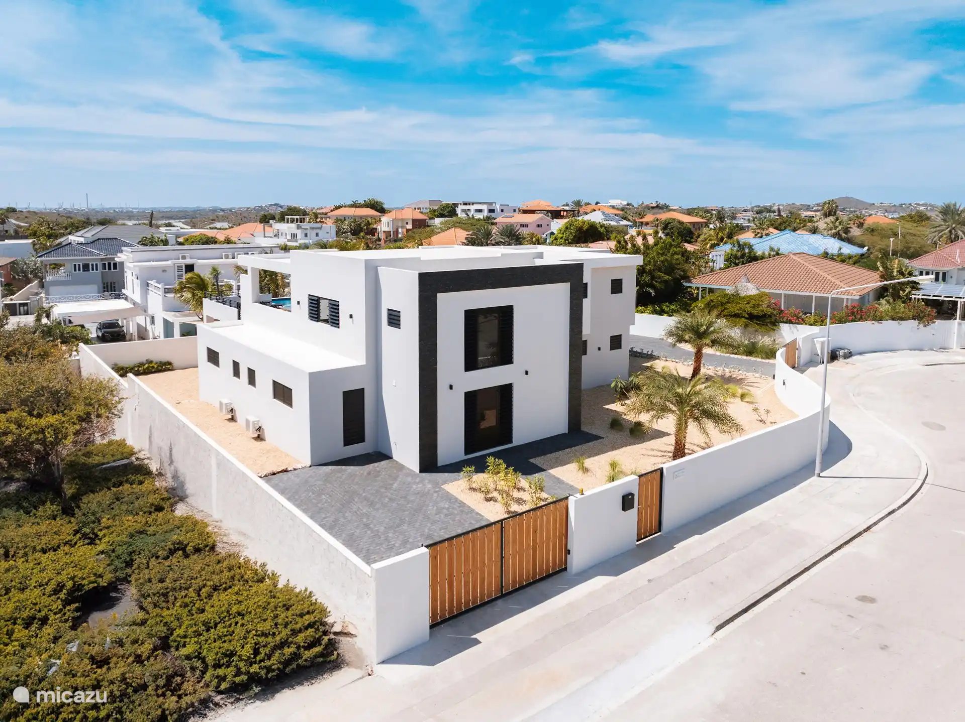 Parken innerhalb der Mauern hinter dem elektrischen Tor