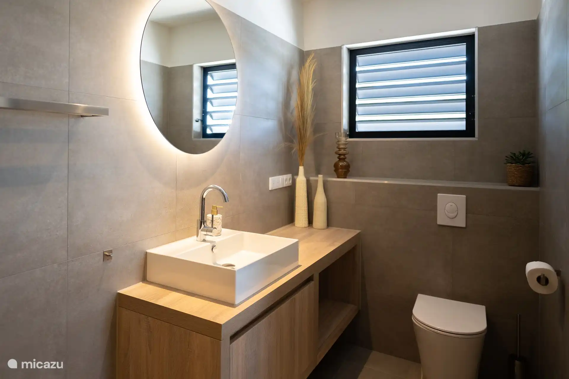 Und noch eins, jedes Schlafzimmer hat ein eigenes Bad