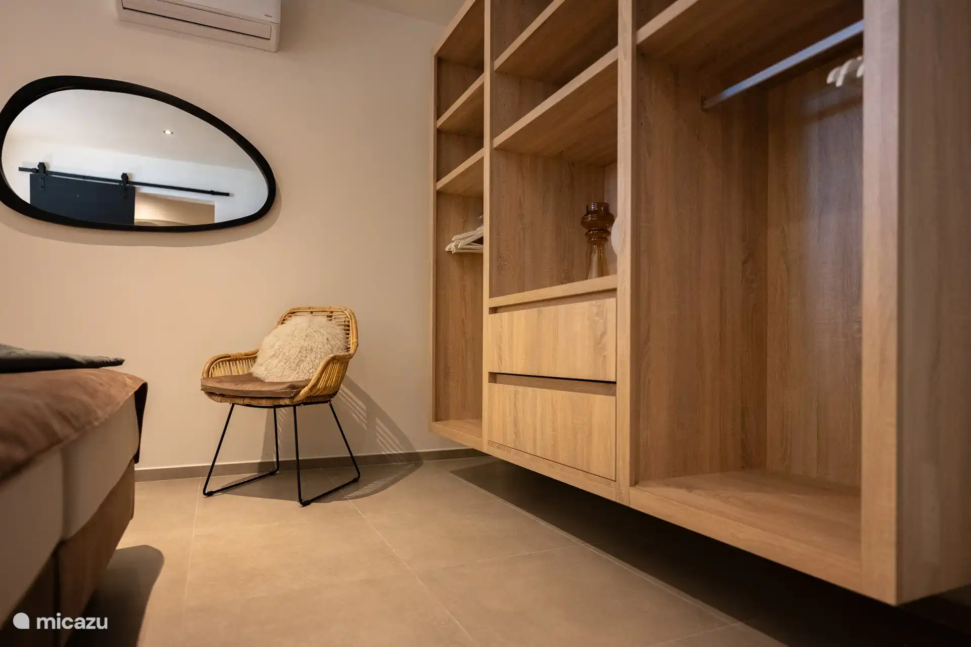 mit geräumigem Kleiderschrank