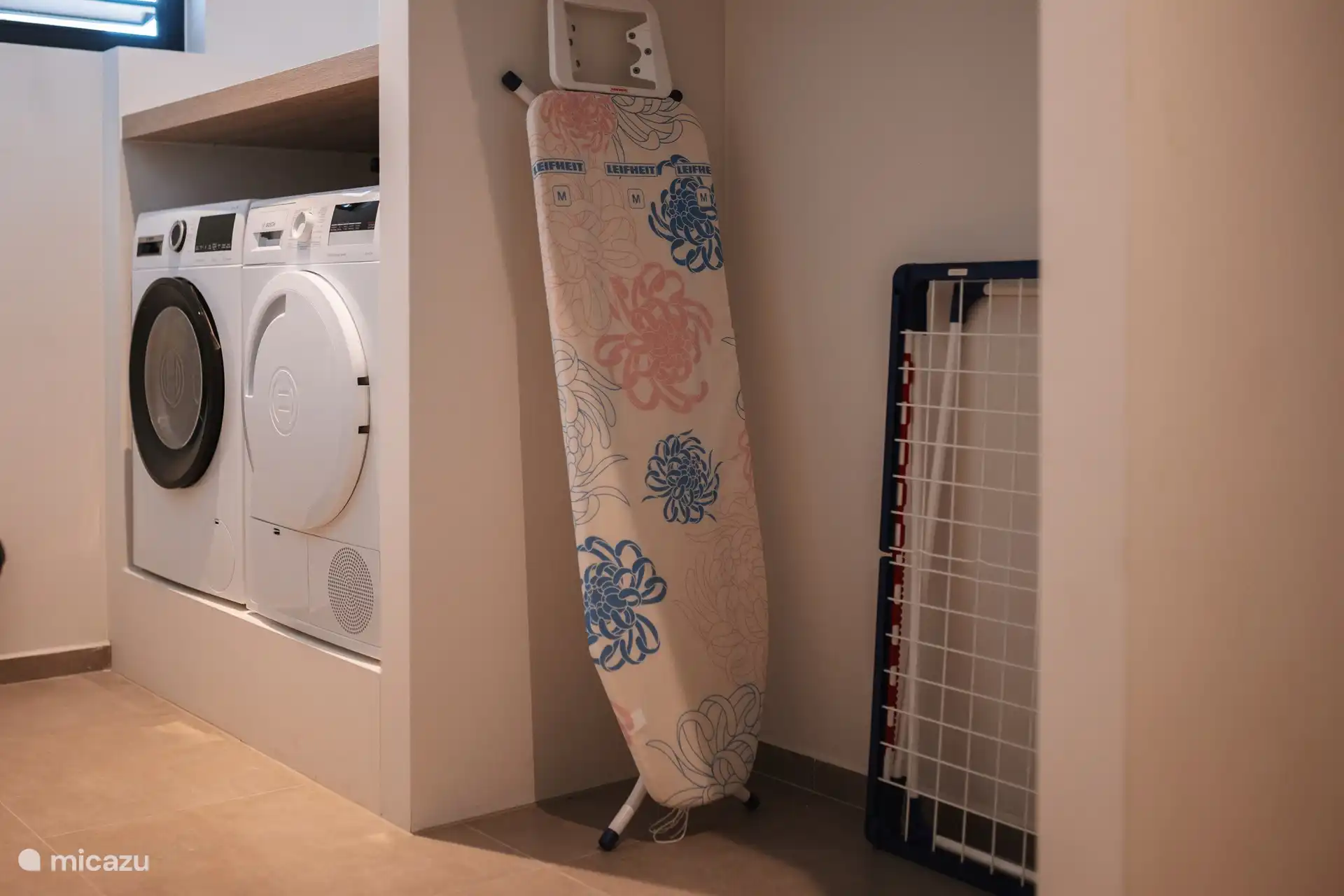 Waschmaschine und Trockner vorhanden