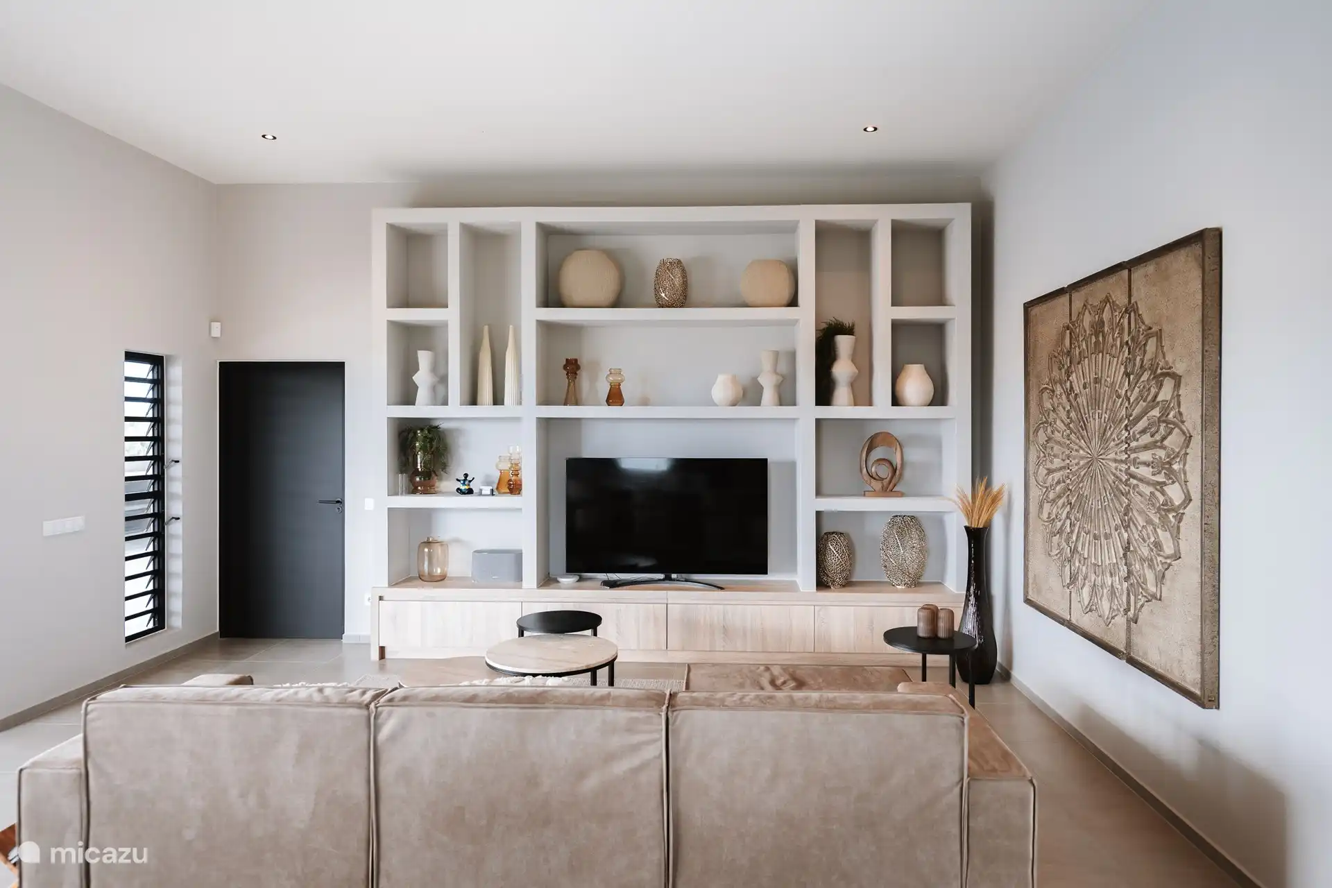 Wohnzimmer mit großem TV und allen internationalen Sendern