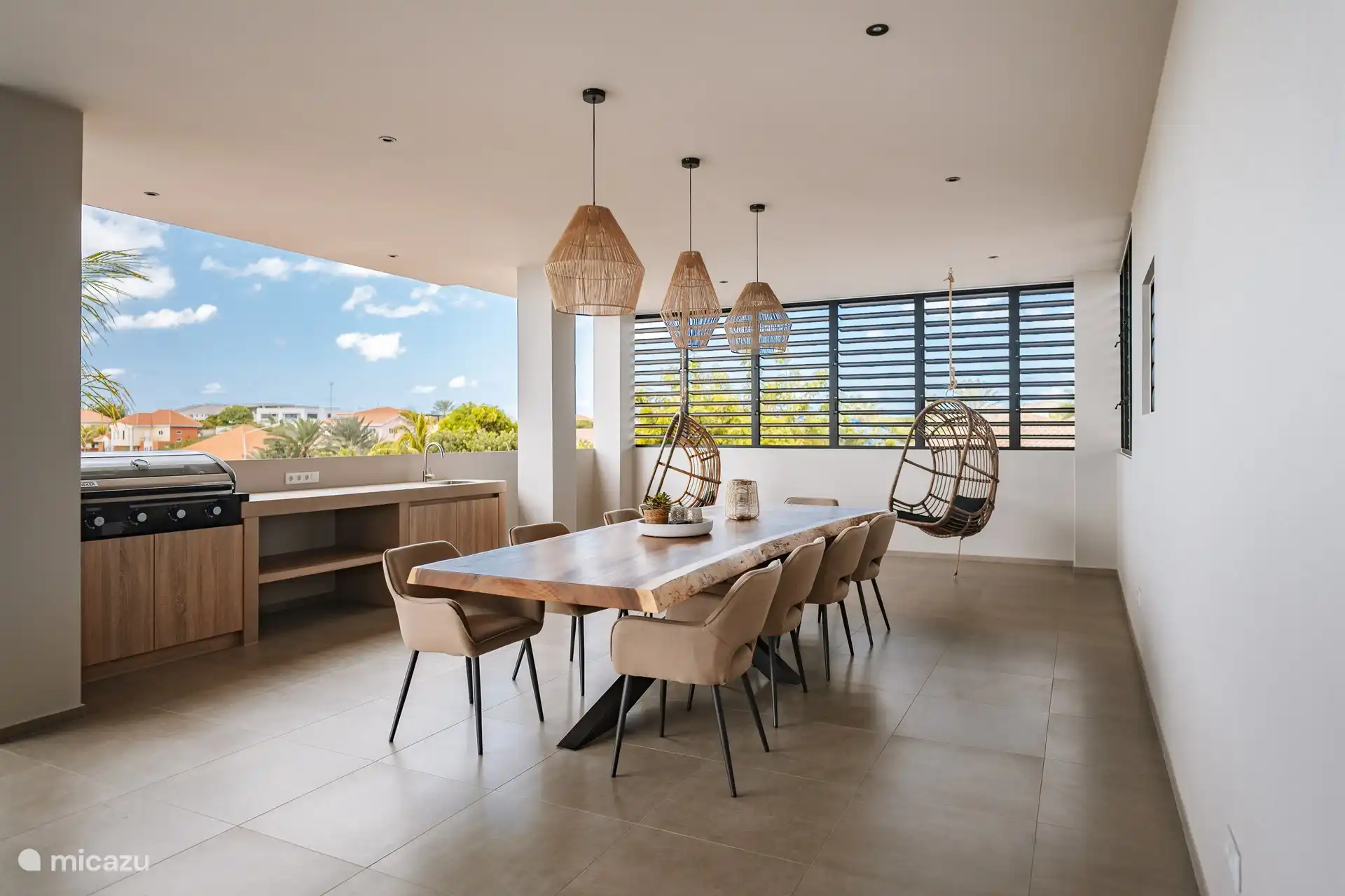 Außenküche mit geräumigem Esstisch