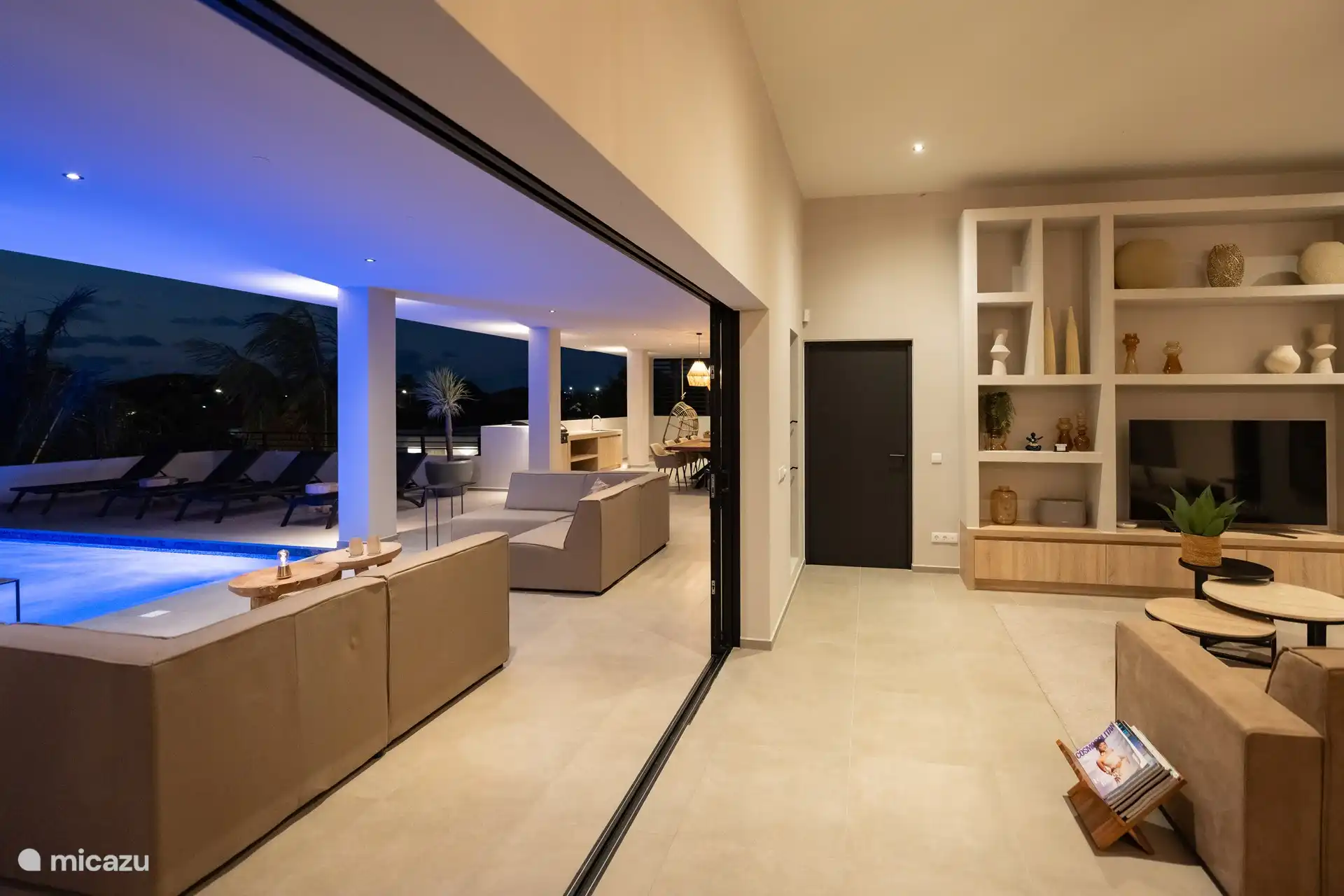 Durch die Schiebetüren ist das Wohnzimmer/die Küche in den Außenbereich eingebunden