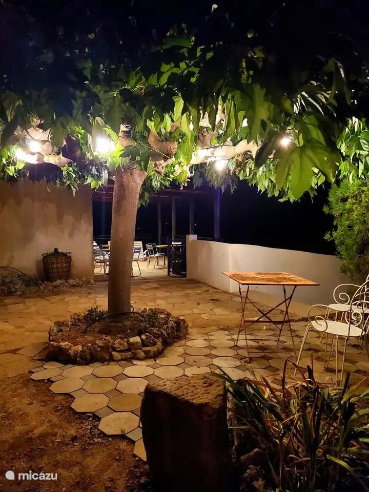 joliment éclairé partout le soir