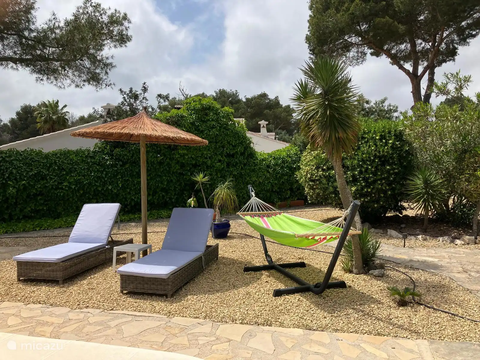 Zusätzliche Sonnenliegen und Hängematte