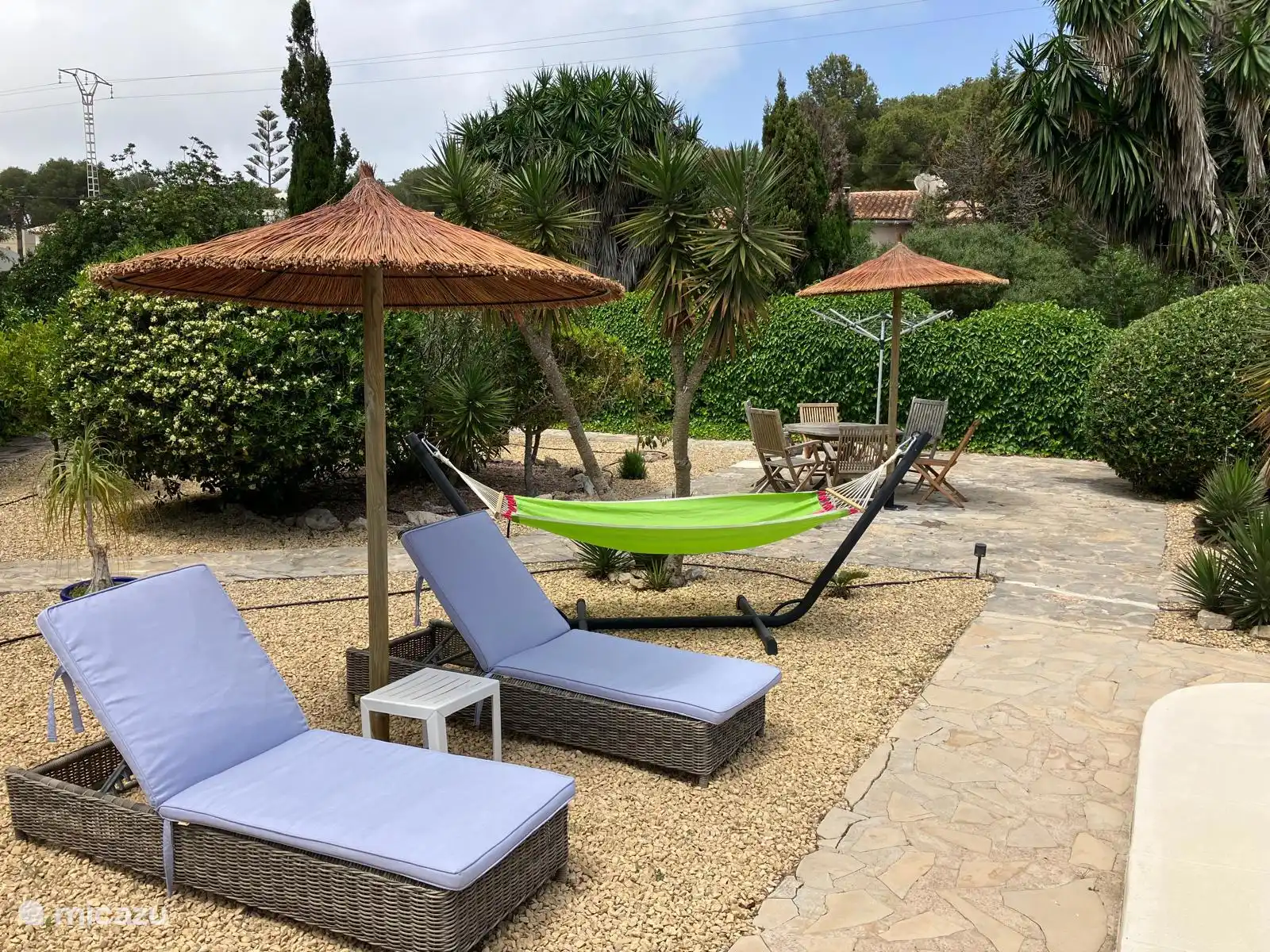 Neben der Pergola gibt es auch 2 reetgedeckte Sonnenschirme. Auf den verschiedenen Terrassen gibt es den ganzen Tag über Sonne und Schatten, so dass für jeden etwas dabei ist