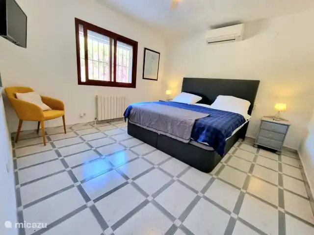Villa Paradis | Espagne, Costa Blanca, Jávea - villa Chambre principale avec lit double (180x200), TV, climatisation, espace de travail et salle de bain ensuite