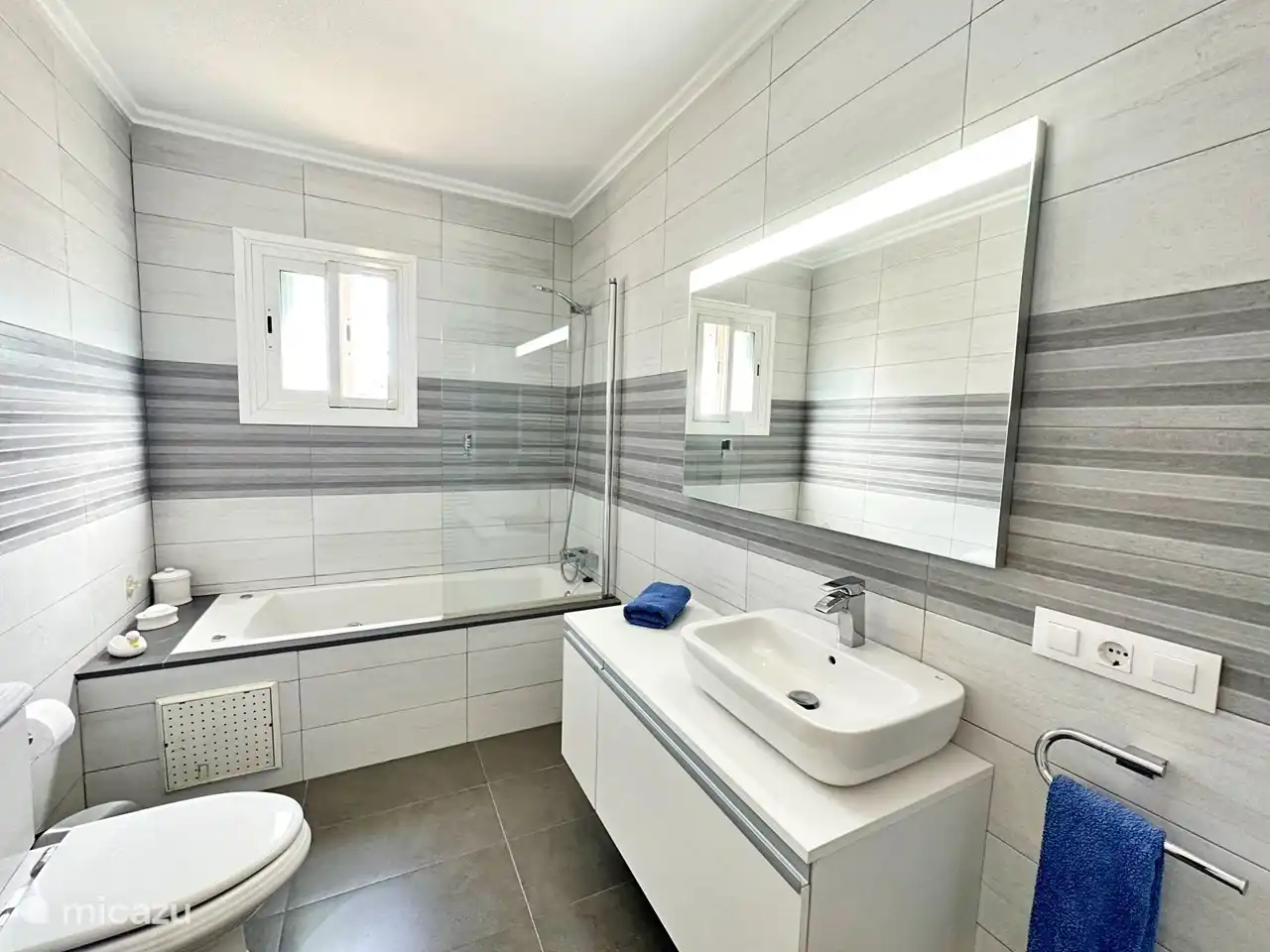 2. Badezimmer mit Badewanne mit Whirlpool