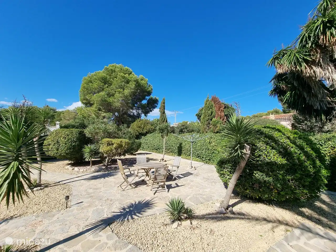 2. Sitzecke, fast den ganzen Tag in der Sonne. Perfekt, um morgens eine Tasse Kaffee zu trinken oder sich im Schatten unter der Pergola abzuwechseln