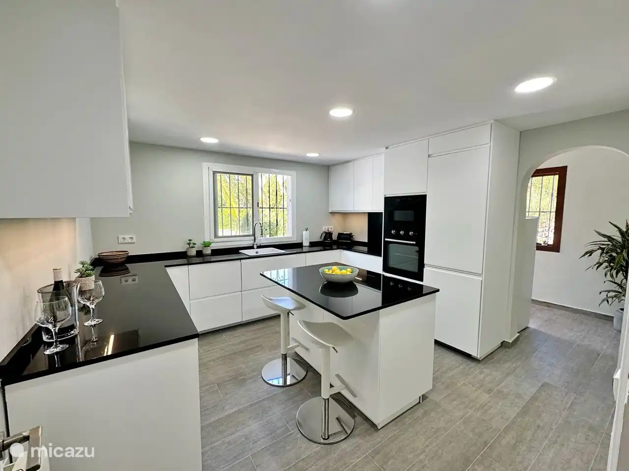 Moderne Küche mit Arbeitsinsel/Frühstücksbar