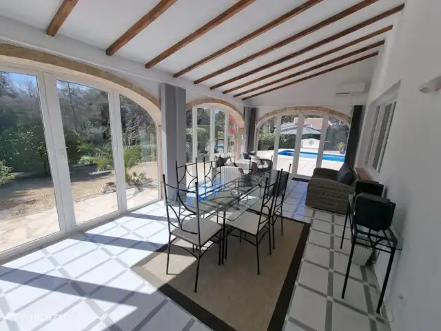 Villa Paradis | Espagne, Costa Blanca, Jávea - villa Naya peut être ouvert en été, et fermé en automne et en hiver pour une véranda agréable. Avec table à manger et coin salon