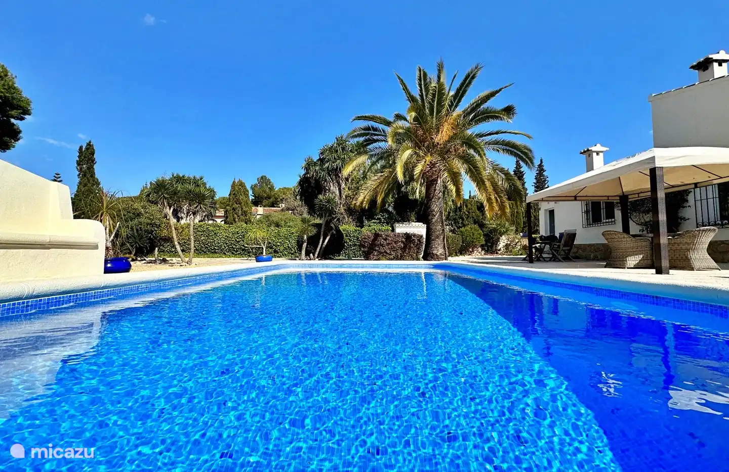 Schwimmbad von 9x5 Metern, mit Beleuchtung